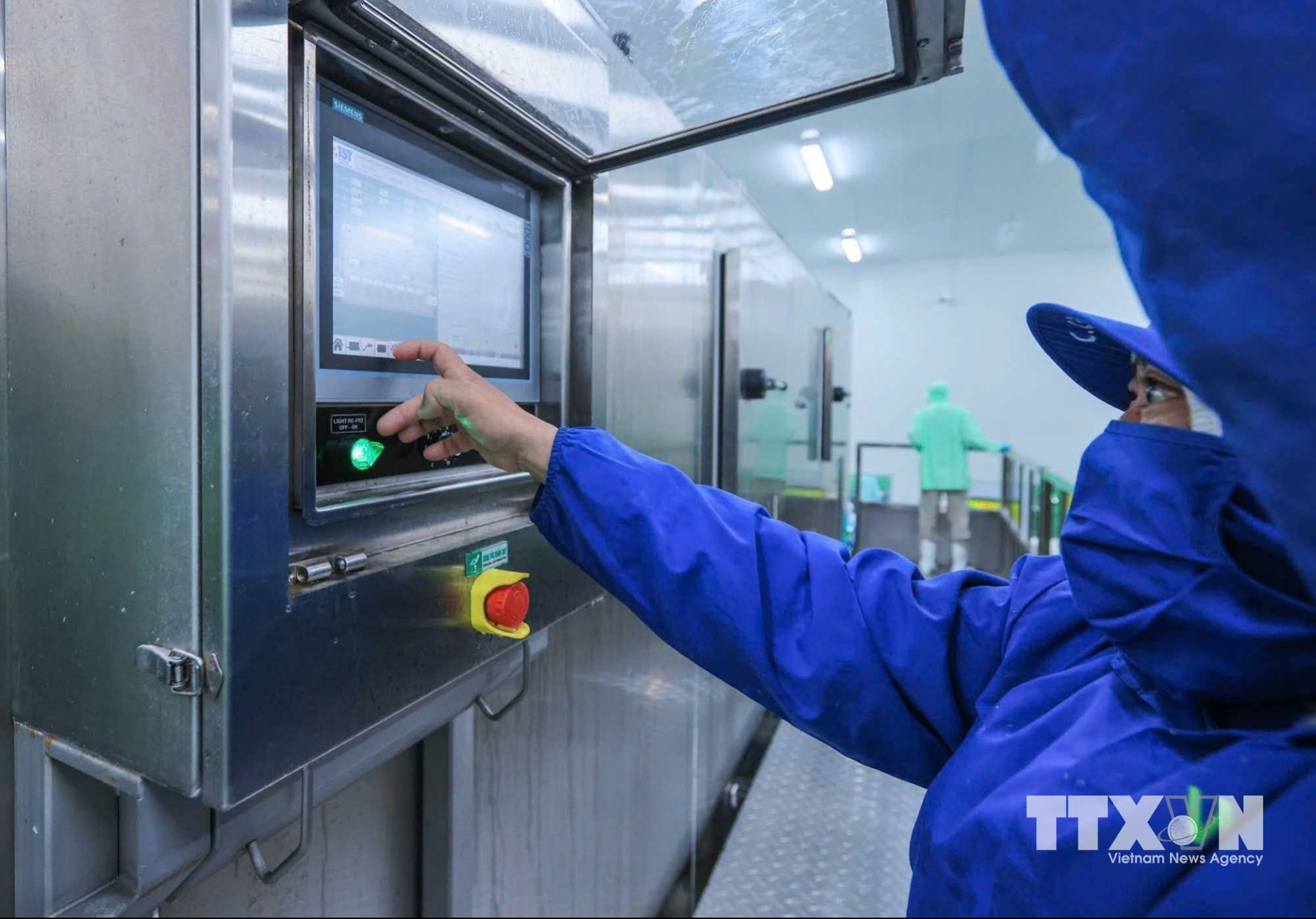 Công ty Cổ phần WestFood Hậu Giang không ngừng cải tiến, đầu tư hệ thống dây chuyền cấp đông IQF hiện đại cùng công nghệ tự động hóa tiên tiến giúp nhà máy đạt công suất 30.000 tấn thành phẩm/năm. (Ảnh: Hoàng Hiếu/TTXVN)